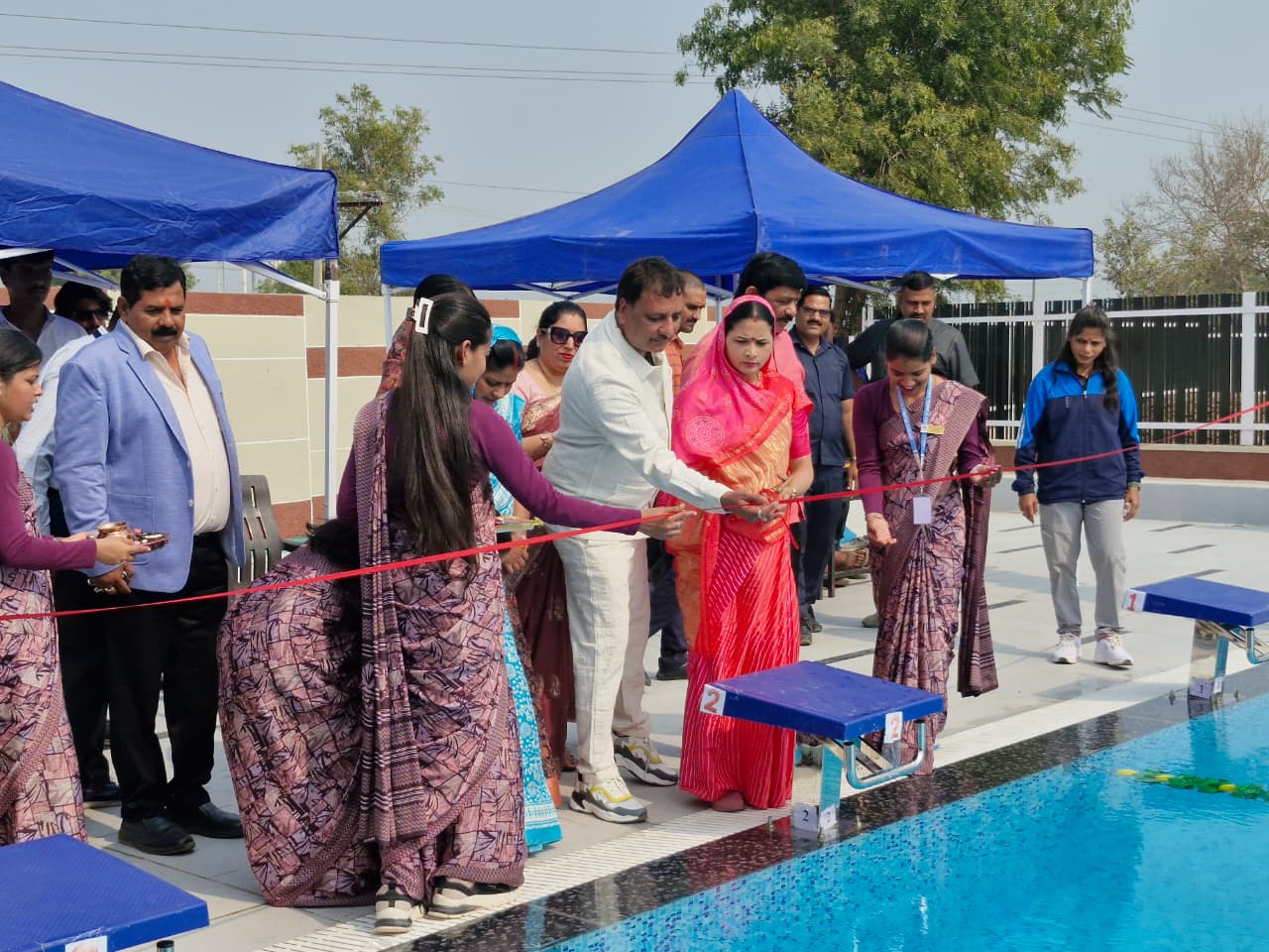 एंजेल्स प्लैनेट स्कूल, खंडवा में आज जिला स्तरीय तैराकी प्रतियोगिता का भव्य एवं सफल आयोजन किया गया। इसी अवसर पर विद्यालय परिसर में निर्मित अत्याधुनिक स्विमिंग पूल का विधिवत शुभारंभ किया गया