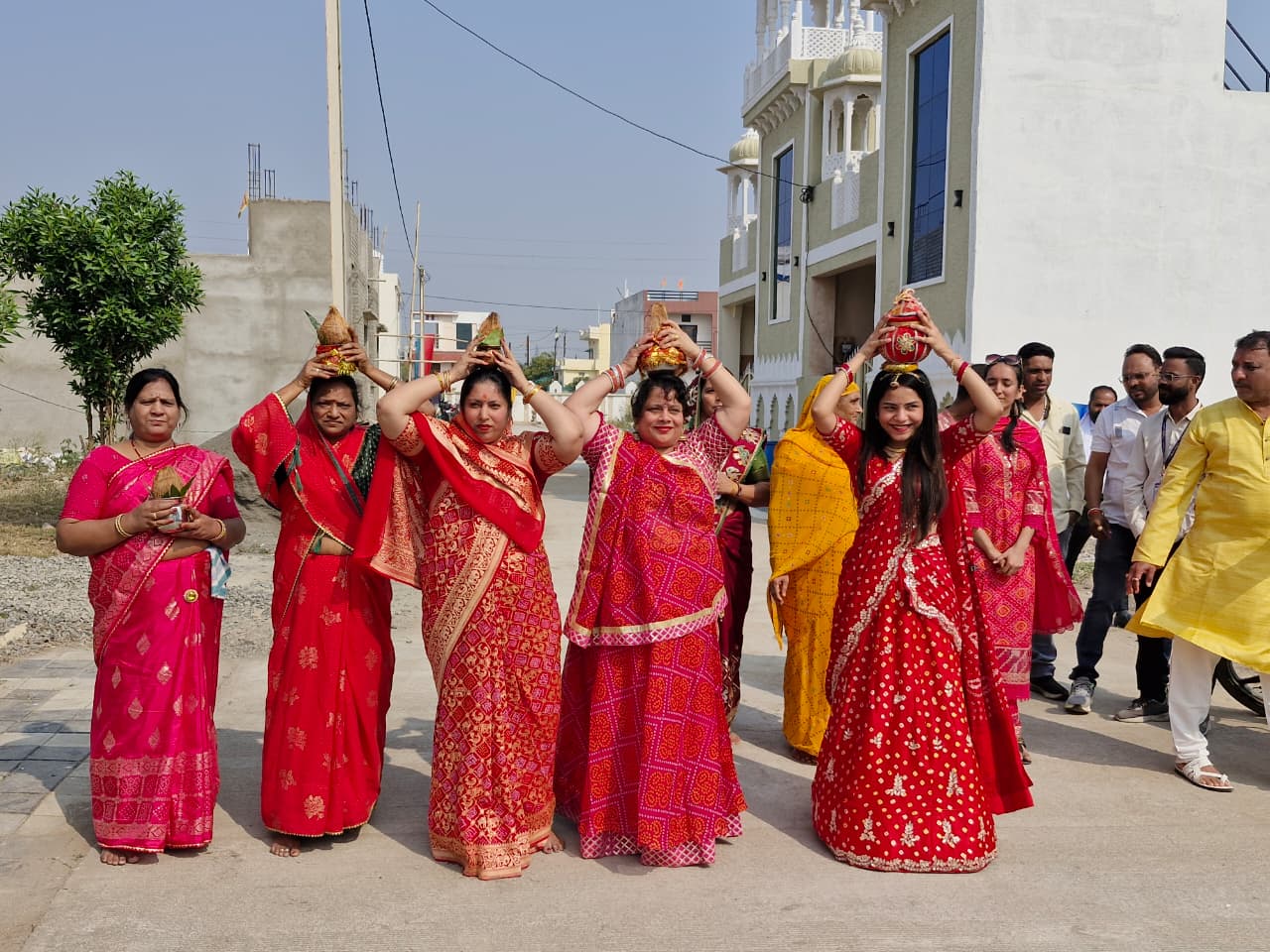 तिलकश्वर महादेव मंदिर में कलश यात्रा के साथ धार्मिक अनुष्ठान का भव्य शुभारंभ