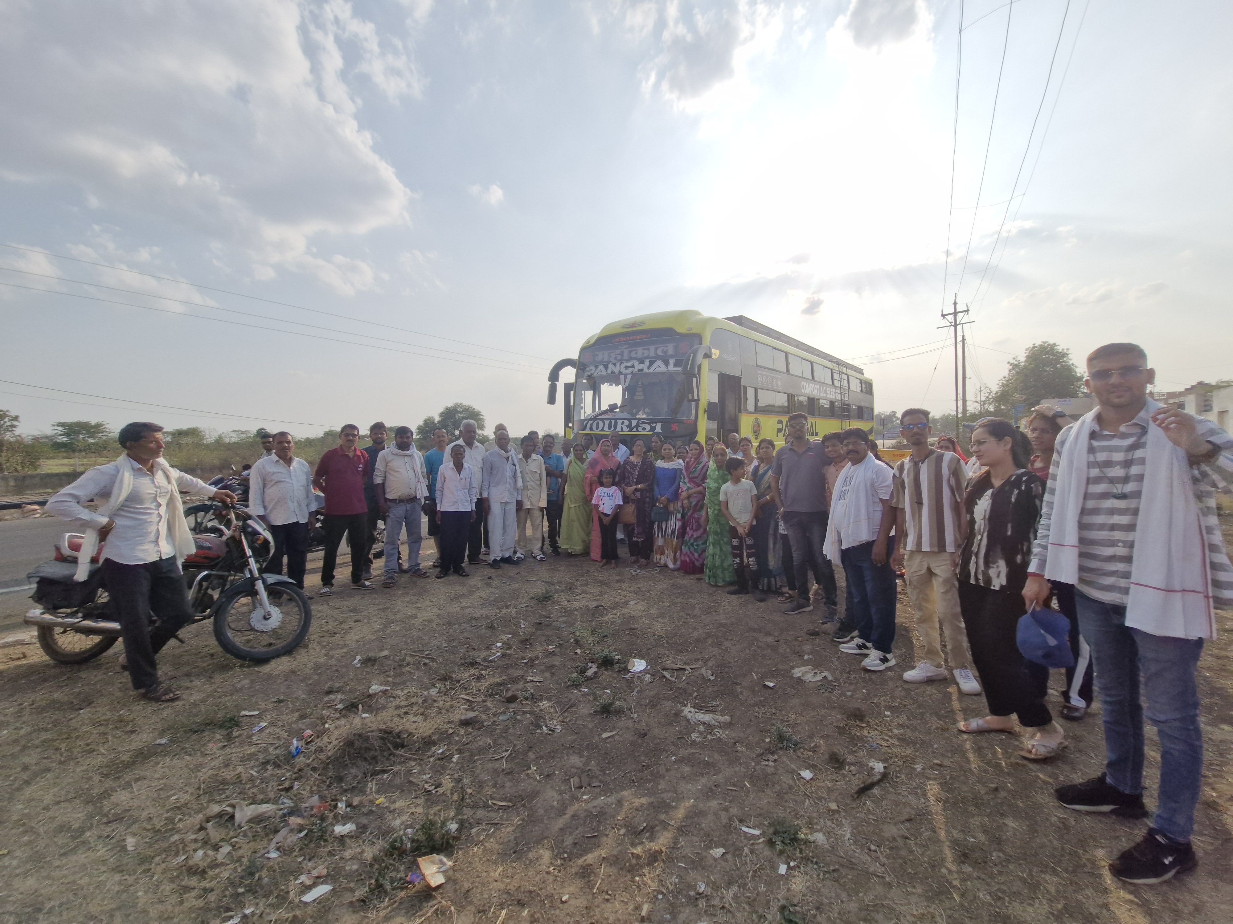 वादे की पक्की ‘बालाजी ग्रुप’ की टीम: 50 ग्राहकों का जत्था अयोध्या धाम के लिए रवाना